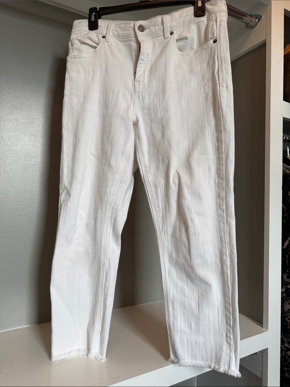 Cropped White Ankle Jeans with Frayed Hem